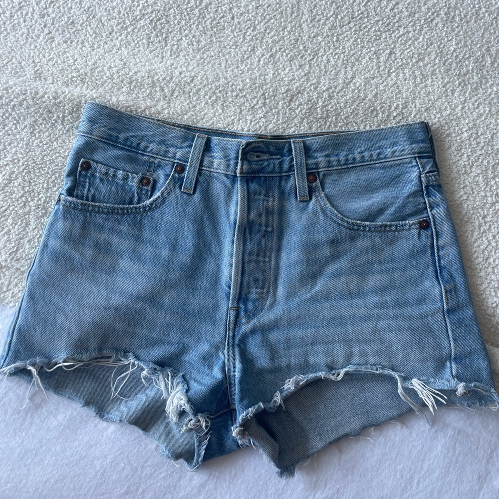 Levi 502 shorts size 27 worn less than 5 times!